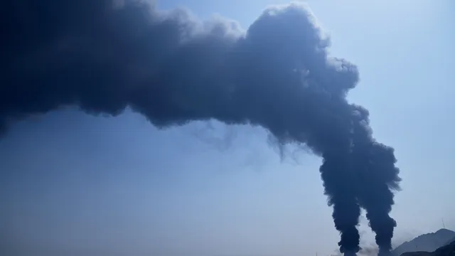 Танкери пламнаха край ОАЕ: Риск от петролен разлив след иранска атака