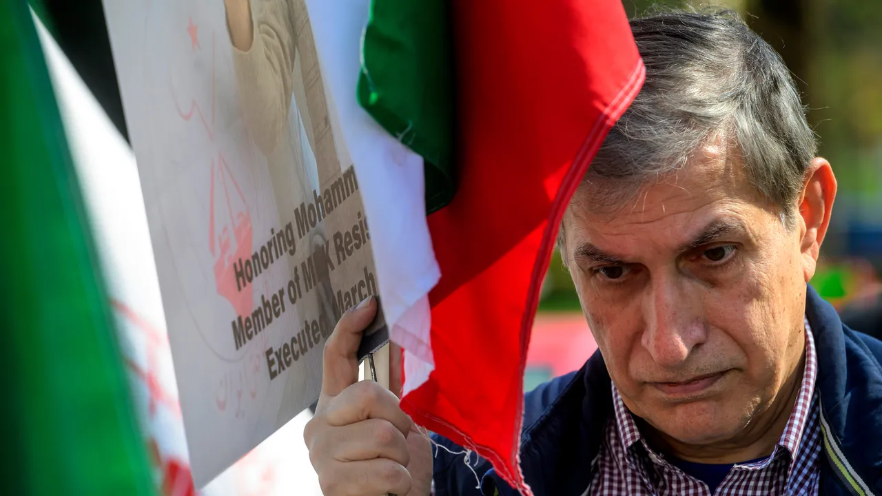 В Иран екзекутираха двама за връзки със забранена опозиционна организация