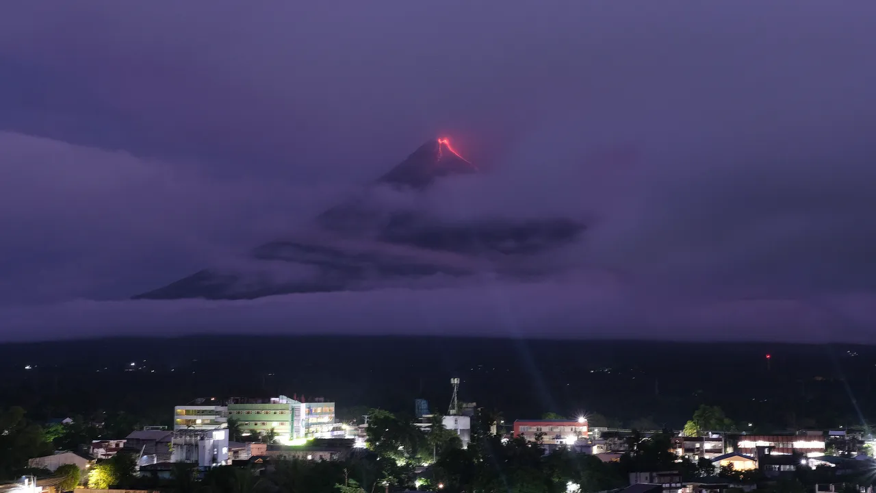 Вулкани изригнаха в Индонезия, пепел и горящ камънак падат от небето