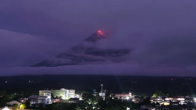 Вулкани изригнаха в Индонезия, пепел и горящ камънак падат от небето