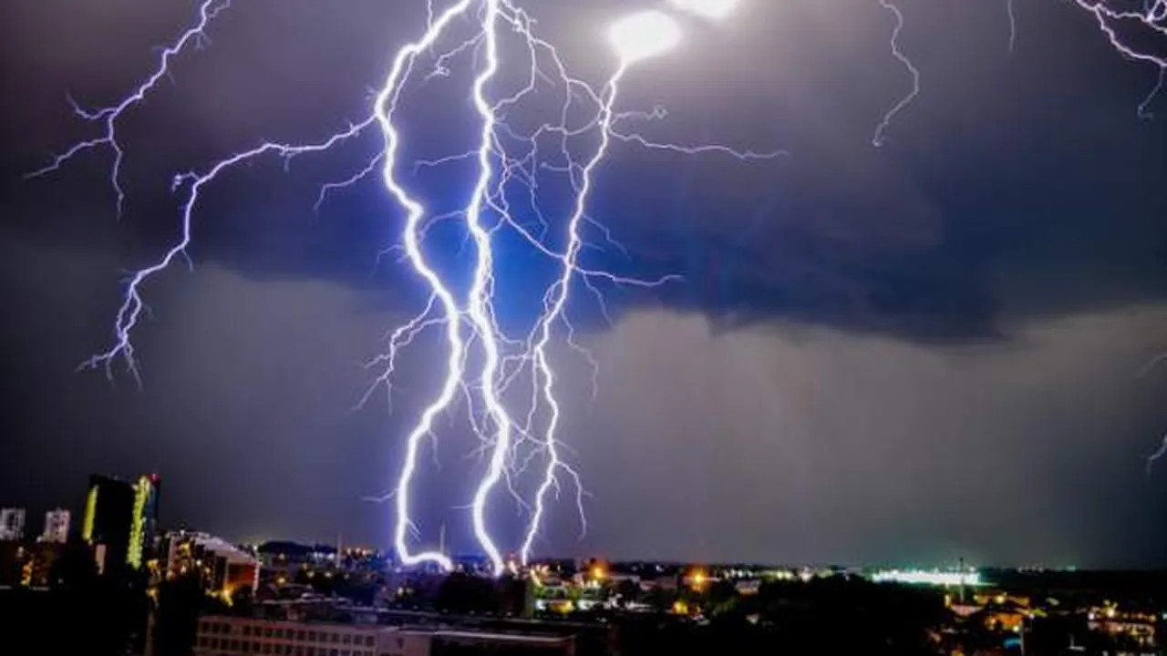 Циклонът „Ерминио“ връхлита Гърция с червен код за опасно време