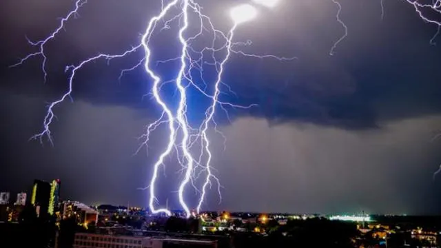 Циклонът „Ерминио“ връхлита Гърция с червен код за опасно време