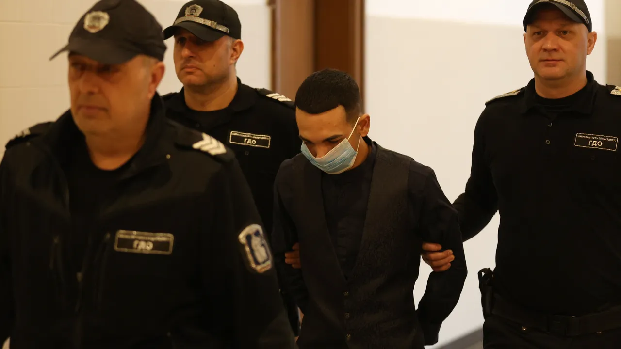 Оставиха в ареста Виктор Илиев, който се вряза с кола в автобус на градския транспорт