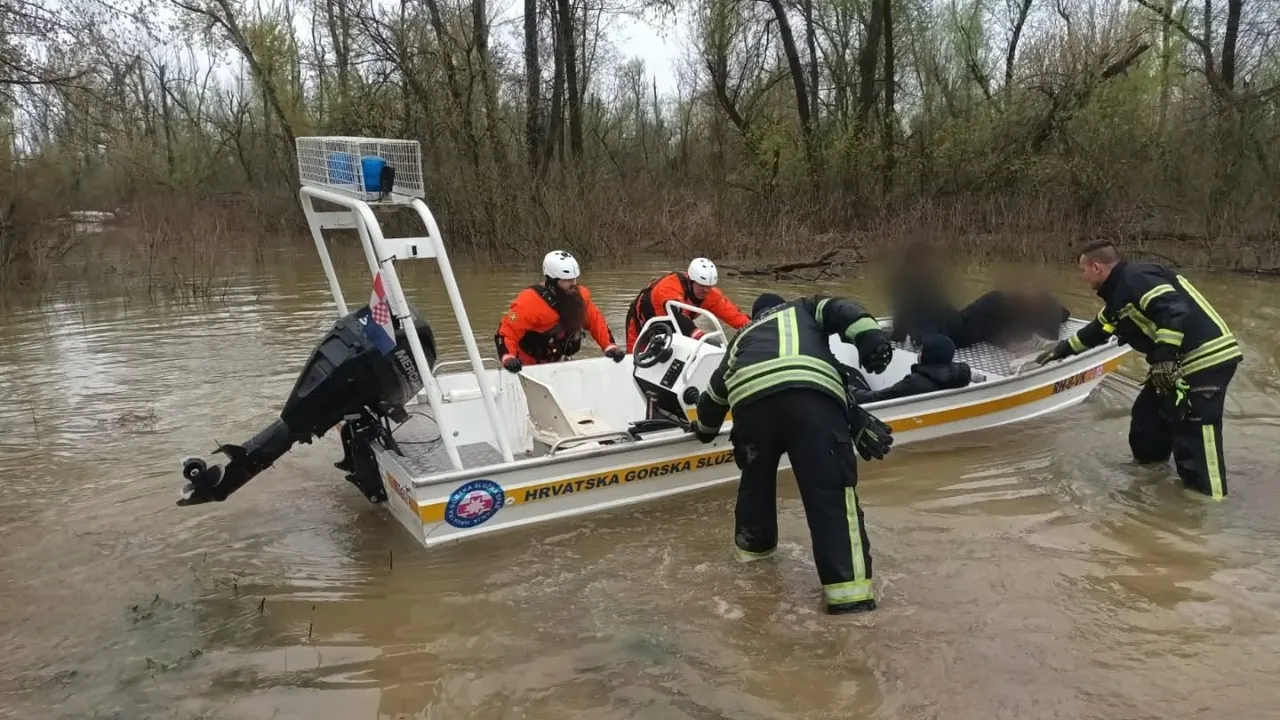 30 души извадени от придошлата р. Сава след инцидент с лодка