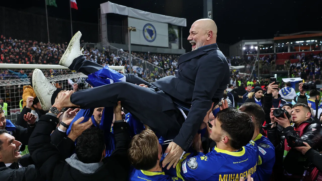 Сараево не спа: 100 000 посрещнаха националите в три часа през нощта (ВИДЕО)