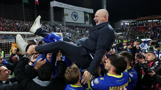 Сараево не спа: 100 000 посрещнаха националите в три часа през нощта (ВИДЕО)