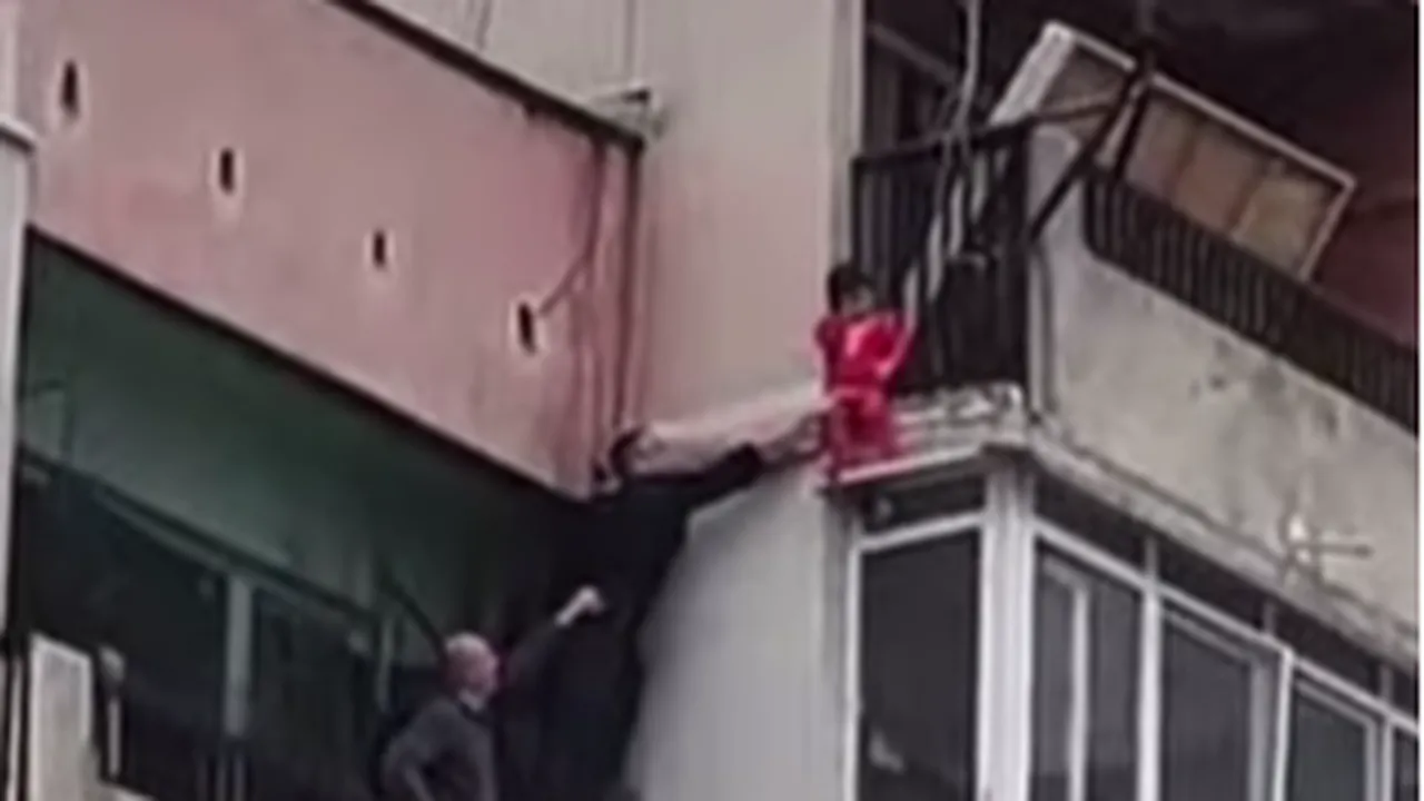 След инцидента в Ямбол: изведоха двете деца, оставени сами в дома (ВИДЕО)