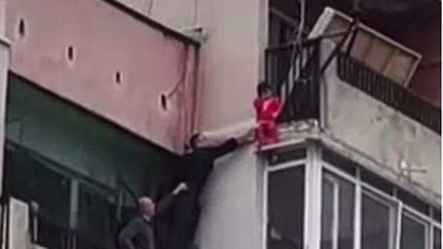 След инцидента в Ямбол: изведоха двете деца, оставени сами в дома (ВИДЕО)