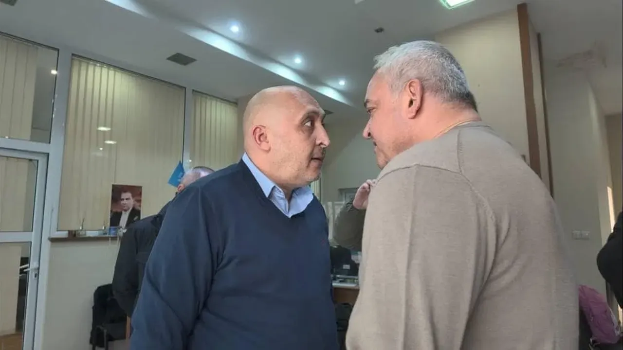 (Видео) Двама мъже си говорят за трети: Словесният сблъсък между Демерджиев и Мюмюн