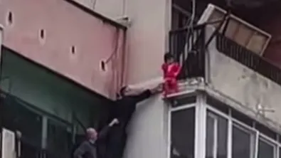 Родителите на детето, увиснало от балкон в Ямбол, са задържани