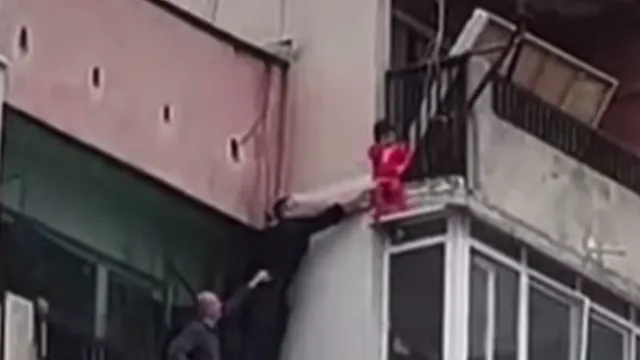 Родителите на детето, увиснало от балкон в Ямбол, са задържани