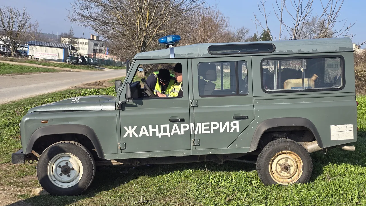 Огнестрелно оръжие и списъци с имена и парични суми иззеха при спецакция в Плевен