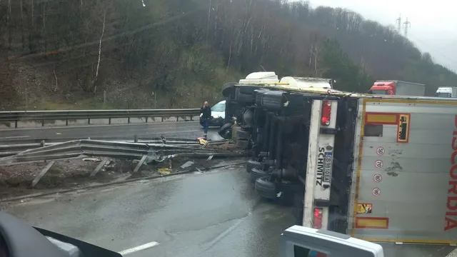 Тир се обърна на АМ „Хемус“ след тунел към Ботевград (СНИМКИ)