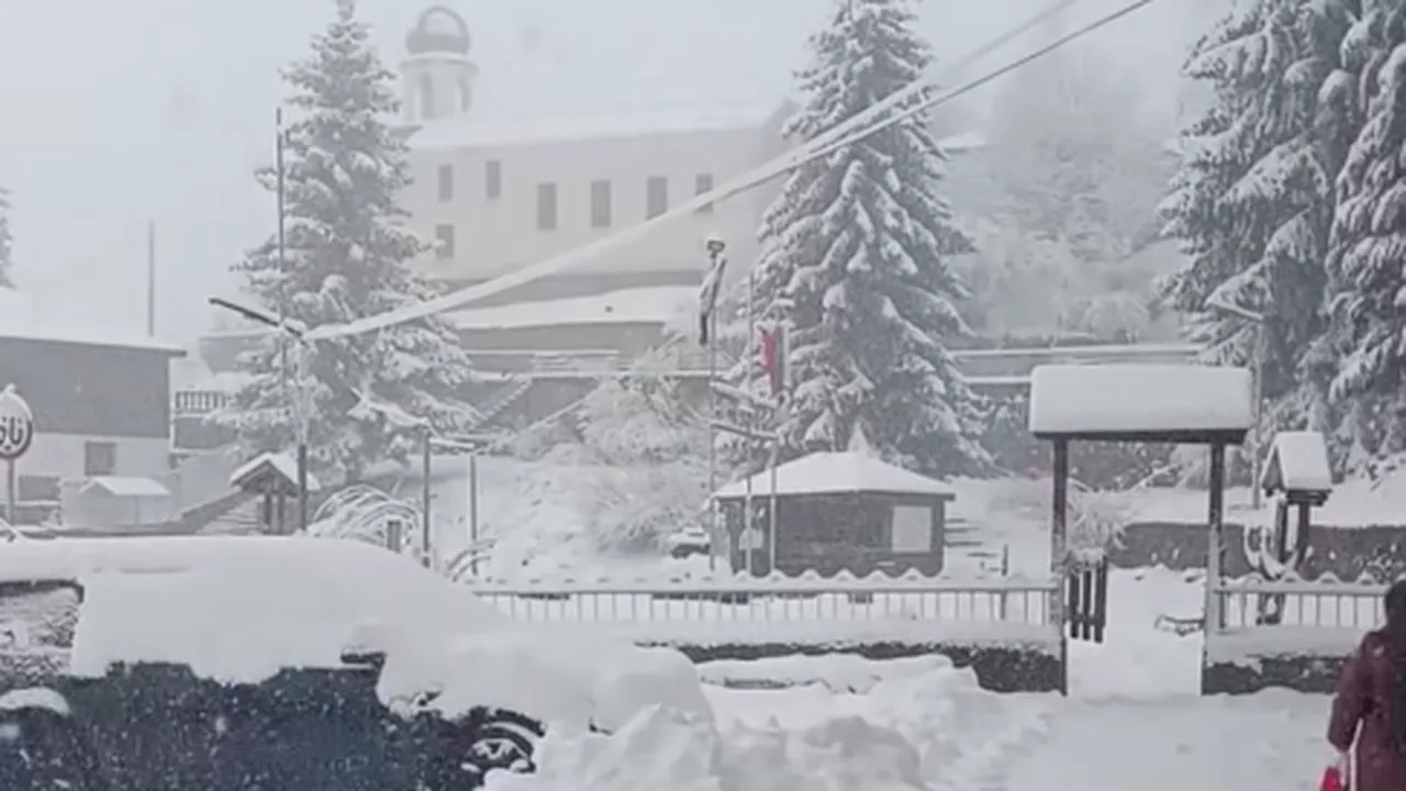 Сняг през април: Родопите побеляха, Тир закъса на Превала (ВИДЕО)