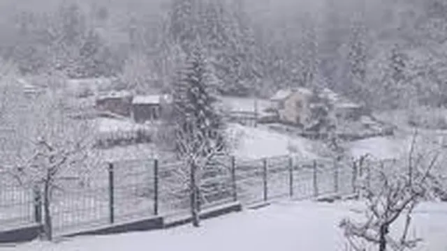 Сняг през април: Родопите побеляха, Тир закъса на Превала (ВИДЕО)