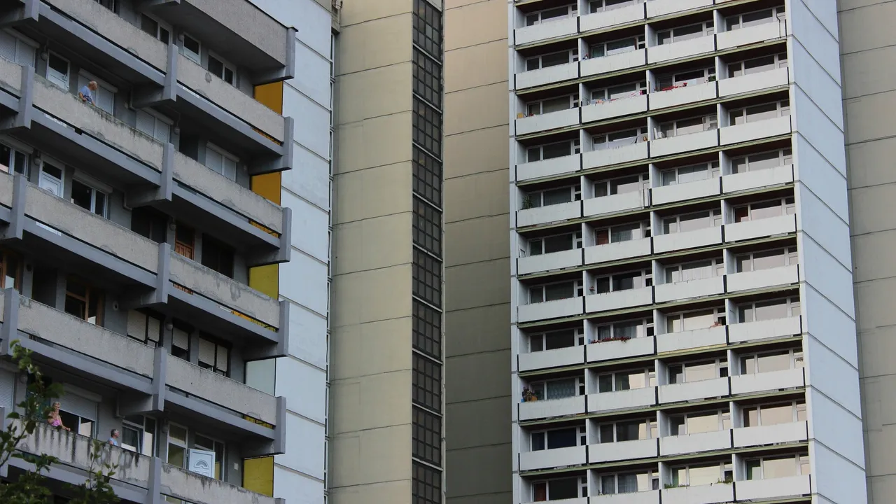 Отмъщение за 88 000 долара: дете разпиля парите на майка си през прозореца