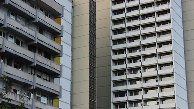 Отмъщение за 88 000 долара: дете разпиля парите на майка си през прозореца