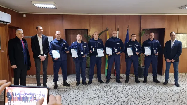 Наградиха полицаите, спасили увисналото от тераса дете в Ямбол