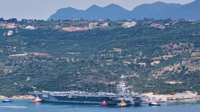 Френският самолетоносач "Шарл де Гол" акустира в Крит по пътя за Кипър