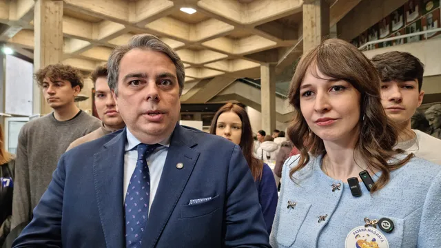 Асен Василев: "Г-н Радев, страх ли ви е и вас като Бойко Борисов?"