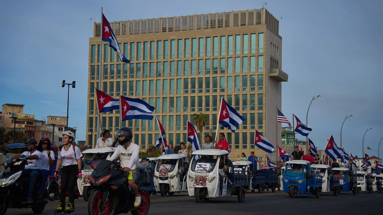 Кубинци протестират пред посолството на САЩ с настояване за край на петролното ембарго