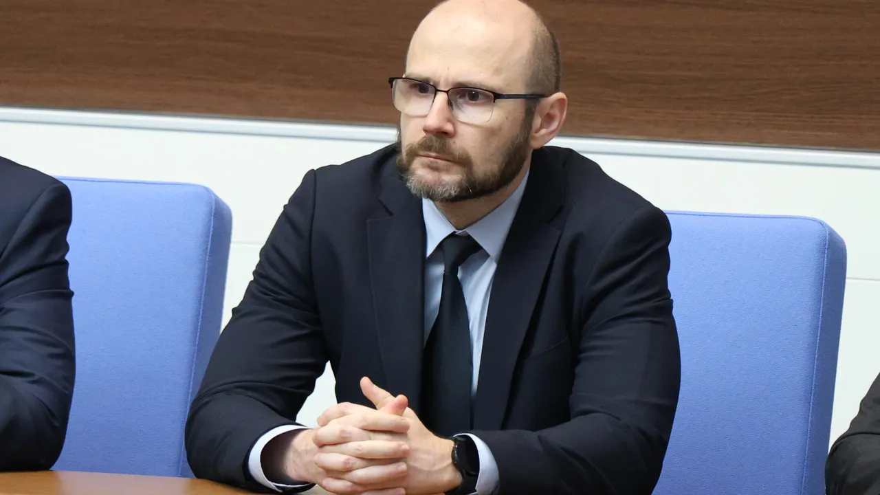 Янкулов готви дисциплинарно производство срещу Русинова за връзките с Пепи Еврото