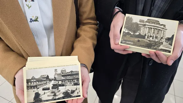 Студенти в ретро костюми изненадаха пътници на летището в София