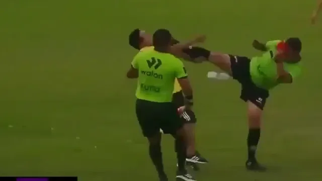 Перуански съдия нокаутира хулиган с брутален ритник в лицето (ВИДЕО)