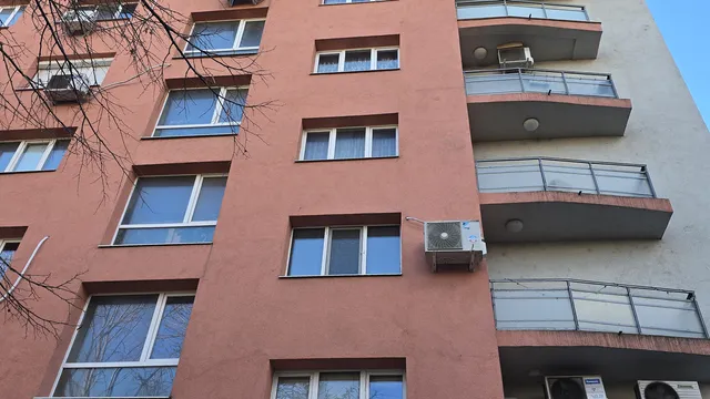 Младежи провесиха крака от покрива на висок блок в София