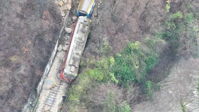 Трима пострадаха при дерайлиралия край Трявна влак