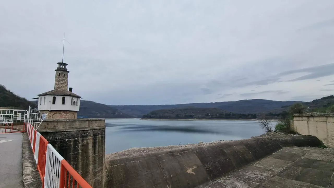 Язовир „Александър Стамболийски“ прелива, засега без щети