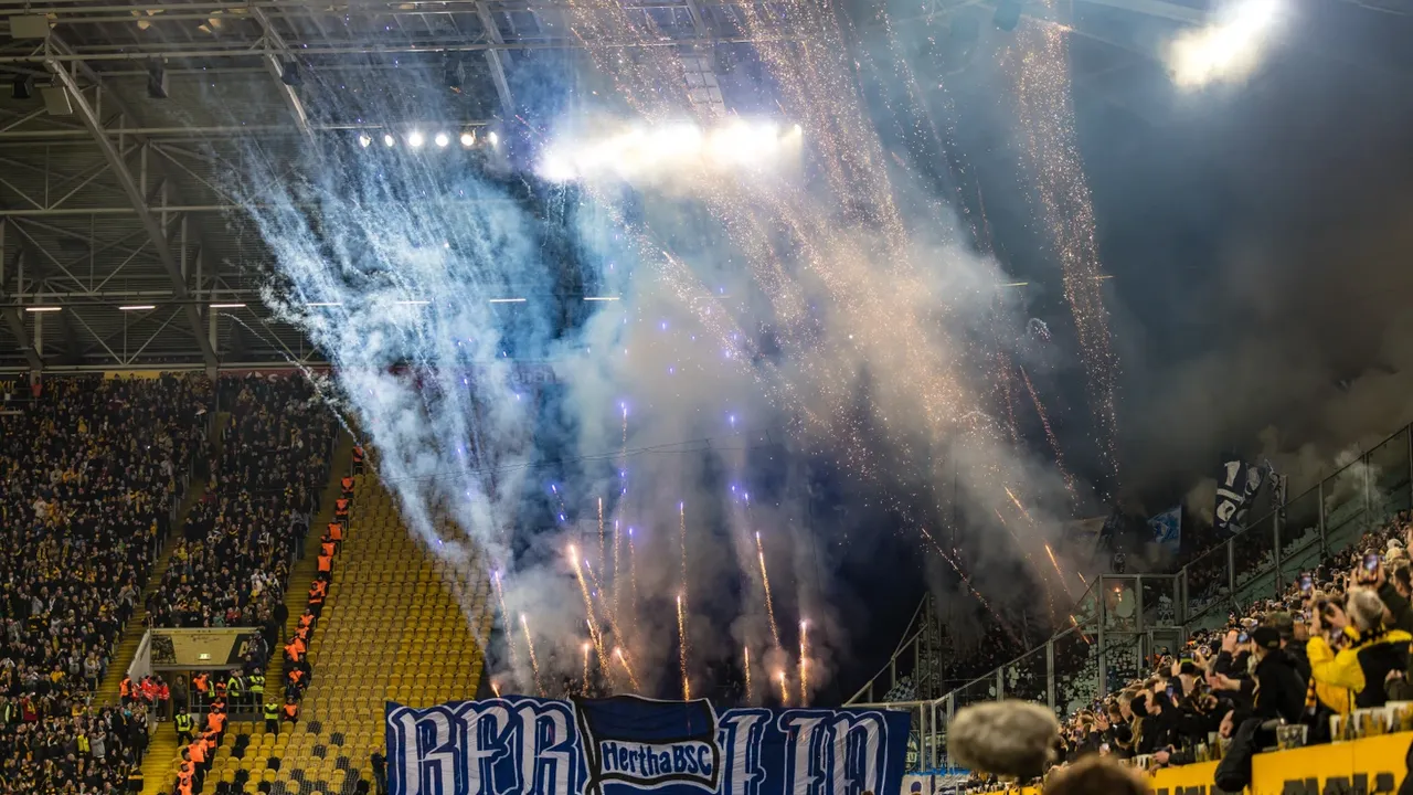 Безредици и бой между фенове на мач от Втора Бундеслига (ВИДЕО)