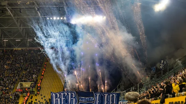 Безредици и бой между фенове на мач от Втора Бундеслига (ВИДЕО)