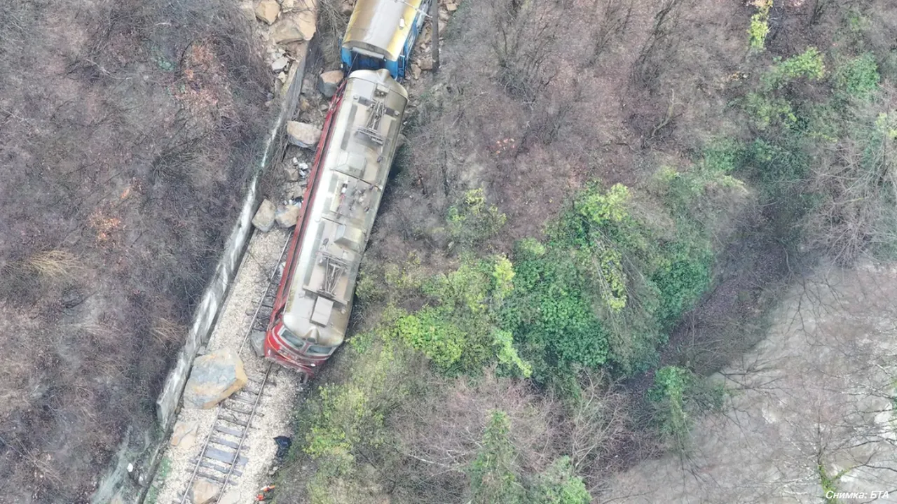 След дерайлирането край Трявна - движението на влакове е възстановено