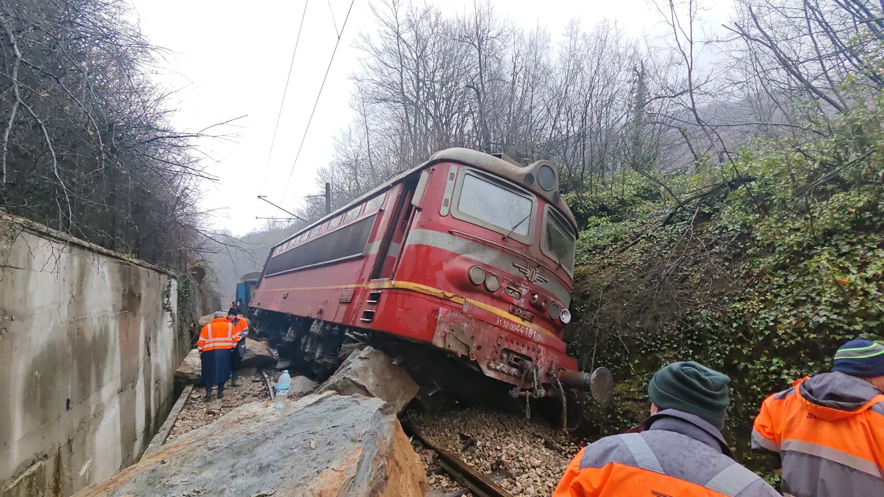 Машинистите от дерайлиралия влак: Ако не бяхме реагирали - последиците щяха да бъдат трагични