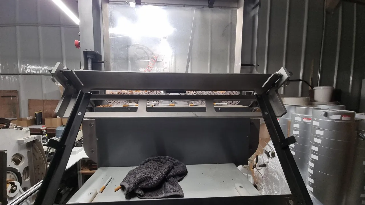 Остават в ареста мъжете от нелегалната фабрика за цигари в Дупница