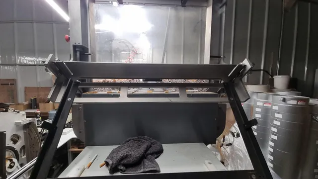 Остават в ареста мъжете от нелегалната фабрика за цигари в Дупница