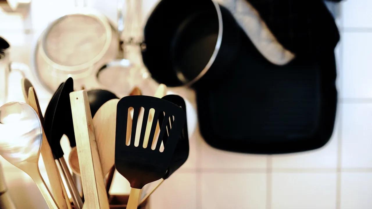 Опасност в чекмеджето - кои кухненски прибори е време да изхвърлите