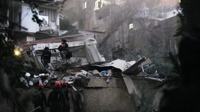 Четири жертви при удара на иранска балистична ракета в жилищна сграда в Хайфа