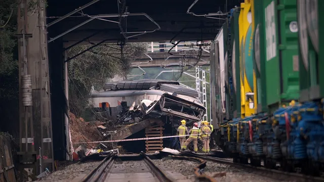 Машинист на влак загина при сблъсък с камион във Франция