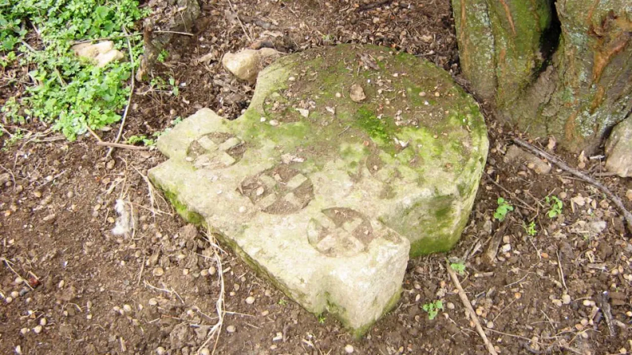 Необичайно откритие край Попово: старо християнско гробище с уникални знаци