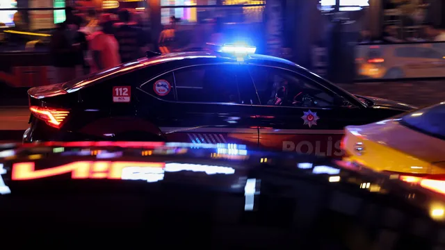 Стрелбата в Истанбул: убит е един от нападателите, двама полицаи са ранени