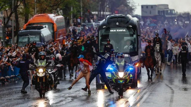 Гол мъж притича пред автобуса на Реал Мадрид (ВИДЕО)