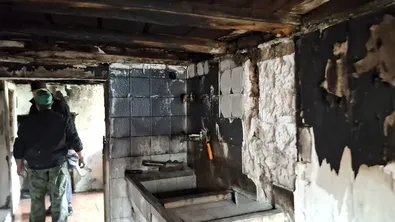 Къща изгоря за минути: семейство с три деца се спаси със скок през прозореца