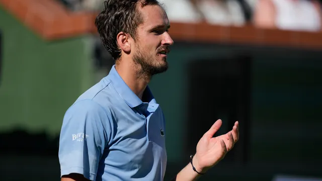 Жестоко унижение за бивш №1 в света - вързаха му два „геврека" (ВИДЕО)