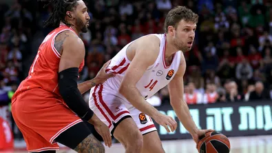 Везенков и Олимпиакос пребориха Апоел в София