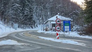 Разпети петък със сняг: Шипка се събуди в зимна картина