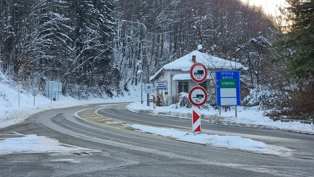 Разпети петък със сняг: Шипка се събуди в зимна картина