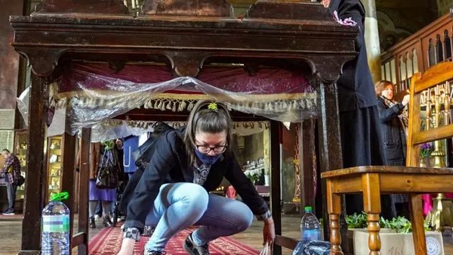 Между земята и небето: защо вярващите минават под гроба Господен