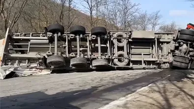 Пиян шофьор обърна тир на Прохода на Републиката